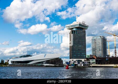 Amsterdam, Paesi Bassi - 7 settembre 2018: Eye Filmmuseum e A'DAM Lookout nel quartiere Overhoeks di Amsterdam, Paesi Bassi Foto Stock