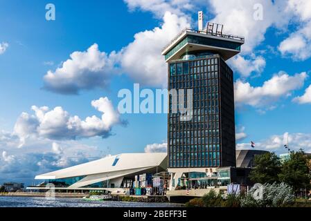 Amsterdam, Paesi Bassi - 7 settembre 2018: Eye Filmmuseum e A'DAM Lookout nel quartiere Overhoeks di Amsterdam, Paesi Bassi Foto Stock