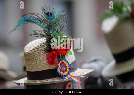 Bucarest, Romania - 5 marzo 2020: Dettagli con il tradizionale cappello rumeno di paglia di un uomo anziano, adornato con fiori, foglie e piume di pavone Foto Stock