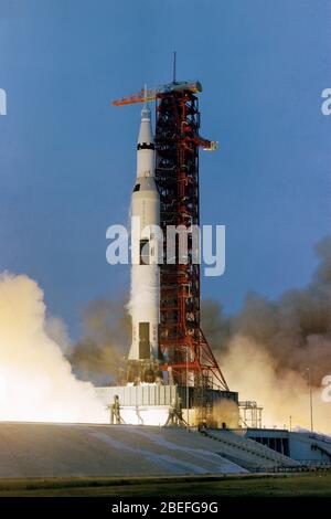 L'equipaggio di Apollo 13, composto dal comandante James (Jim) Lovell Jr., dal pilota del modulo di comando John Swigert Jr. E dal pilota del modulo Lunar Fred Haise Jr., ha lanciato a bordo di un razzo Saturn V alle 14:13 p.m. EST il 11 aprile 1970, dal Launch Pad 39A al Kennedy Space Center della NASA in Florida. Apollo 13, lanciato il 11 aprile 1970, è stata la terza missione della NASA sulla luna. Due giorni dopo, il 13 aprile, mentre si dirigeva verso la superficie lunare, un guasto nell'impianto elettrico di uno dei serbatoi di ossigeno del modulo di servizio ha prodotto un'esplosione che ha causato il guasto di entrambi i serbatoi di ossigeno e ha anche causato la perdita di elect Foto Stock