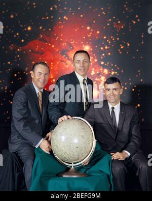Da sinistra a destra ci sono il comandante della missione Apollo 13 Jim Lovell, il pilota del modulo di comando John Swigert e il pilota del modulo lunare Fred W. Haise. Apollo 13, lanciato il 11 aprile 1970, è stata la terza missione della NASA sulla luna. Due giorni dopo, il 13 aprile, mentre si dirigeva verso la superficie lunare, un guasto nell'impianto elettrico di uno dei serbatoi di ossigeno del modulo di servizio ha prodotto un'esplosione che ha causato il guasto di entrambi i serbatoi di ossigeno e ha anche causato una perdita di energia elettrica. Con la missione interrotta, un team dedicato all'Apollo Mission Control Center ha dedicato i propri sforzi allo sviluppo di un piano di riparo Foto Stock