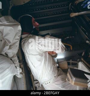 Missione Apollo 13, comandante Jim Lovell. Apollo 13, lanciato il 11 aprile 1970, è stata la terza missione della NASA sulla luna. Due giorni dopo, il 13 aprile, mentre si dirigeva verso la superficie lunare, un guasto nell'impianto elettrico di uno dei serbatoi di ossigeno del modulo di servizio ha prodotto un'esplosione che ha causato il guasto di entrambi i serbatoi di ossigeno e ha anche causato una perdita di energia elettrica. Con la missione interrotta, un team dedicato all'Apollo Mission Control Center ha dedicato i propri sforzi allo sviluppo di un piano per proteggere l'equipaggio nel modulo lunare come una "barca di salvataggio" e mantenere risorse sufficienti per portare lo spazio Foto Stock