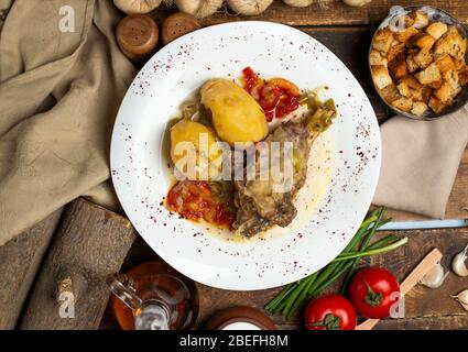 delizioso pasto a base di carne e patate su sfondo scuro Foto Stock