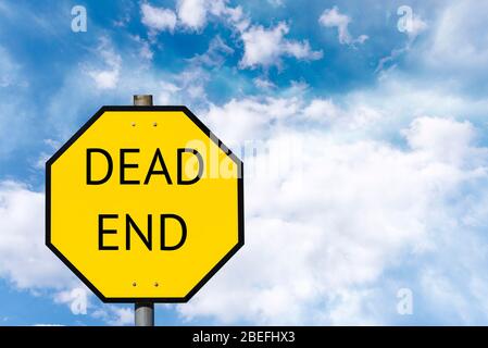 DEAD END segno giallo strada e cielo blu con nuvole Foto Stock