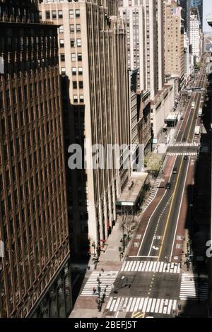 New York City, guardando ad ovest da Murray Hill, 34th Street è deserta a causa della pandemia di coronavirus, Stati Uniti Foto Stock