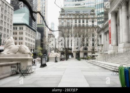 La Biblioteca pubblica di New York a Midtown Manhattan è chiusa e deserta a causa della pandemia COVID-19, aprile 2020, New York City, USA Foto Stock