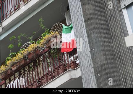 In italiano la bandiera è vista su un balcone a Milano durante il blocco a causa dell'emergenza Coronavirus, aprile 13 2020 Foto Stock