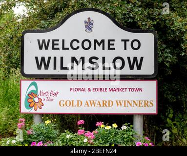 Benvenuti a Wilmslow segno al confine del villaggio, Wilmslow, Cheshire, Inghilterra, Regno Unito Foto Stock