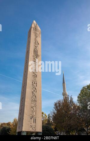 L'Obelisco Egiziano e la colonna Serpente, Piazza Sultan Ahmet, Istanbul, Turchia. Foto Stock