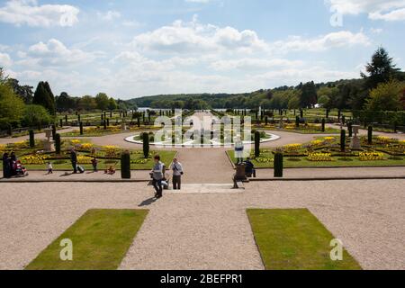 Una vista dei giardini premiati e formali ai Trentham Gardens, Stoke on Trent, Staffordshire, Inghilterra Foto Stock