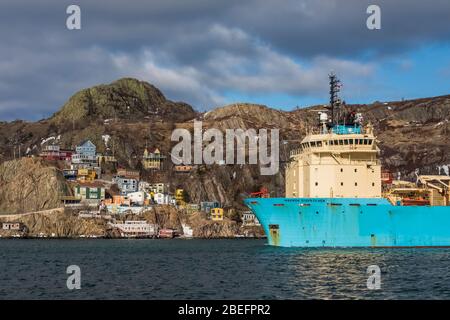 Maersk Dispatcher, un rimorchiatore offshore e nave di gestione di ancora, passando la batteria, un colorato quartiere di San Giovanni, Terranova, Cand Foto Stock