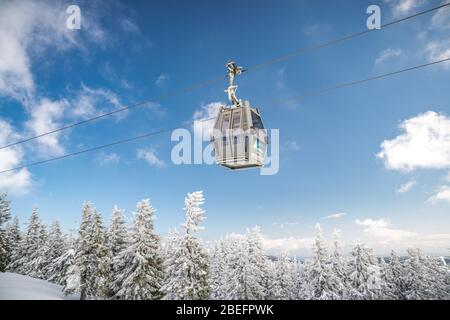 KRKONOSE, REPUBBLICA CECA, 2020 MARZO - funivia per la vetta di Snezka nel Parco Nazionale di Krkonose in inverno e in condizioni di neve. Foto Stock