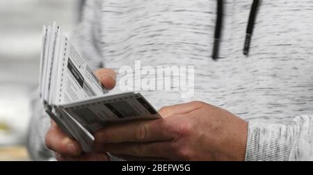 Racine, Wisconsin, Stati Uniti. 13 Aprile 2020. I voti espressi a Racine, Wisconsin durante il controverso aprile 7, le elezioni presidenziali primarie e statali del Wisconsin sono tabulati lunedì 13 aprile 2020. Ogni busta di urna è stata aperta e controllata per verificare la conformità con le leggi elettorali prima di essere alimentata in una macchina di tabulazione. La città aveva solo opzioni di voto per scrutinio di posta assentee e drive-up; non c'era il voto di persona consentito. Le elezioni si sono svolte secondo le direttive di sentenze sia del Wisconsin che degli Stati Uniti. I risultati dovevano essere annunciati lunedì. (Credit Image: © Mark Hertzbe Foto Stock