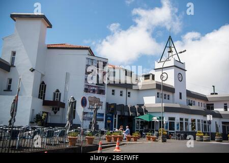 Il Cafe Relogio ad Shop di AREMA nella città di Camacha nella parte orientale di Madeira sull'isola di Madeira del Portogallo. Portogallo, Madera, aprile 2018 Foto Stock