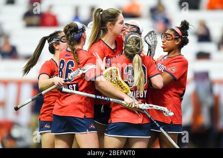 Siracusa, New York, Stati Uniti. 10 Feb 2020. Stony Brook SeaWolves i giocatori celebrano un obiettivo durante una partita di lacrosse femminili NCAA contro il Syracuse Orange lunedì, 10 febbraio 2020 al Carrier Dome di Syracuse, New York. Stony Brook ha vinto 17-16. Rich Barnes/CSM/Alamy Live News Foto Stock