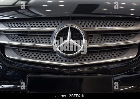 Russia, Izhevsk - 20 febbraio 2020: Logo della Mercedes-Benz in mostra nello showroom del concessionario. Marchio premium. Foto Stock