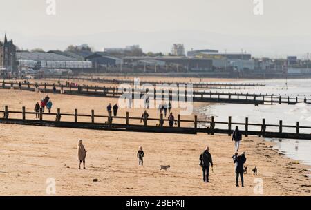 Portobello, Edimburgo, Scozia, Regno Unito. 13 aprile 2020. Persone all'aperto a piedi e allenarsi nel tardo pomeriggio sulla spiaggia di Portobello. Anche se il tempo era soleggiato, la spiaggia era molto più tranquilla del normale e la maggior parte delle persone si esercitavano a distanza sociale adeguata. Iain Masterton/Alamy Live News Foto Stock