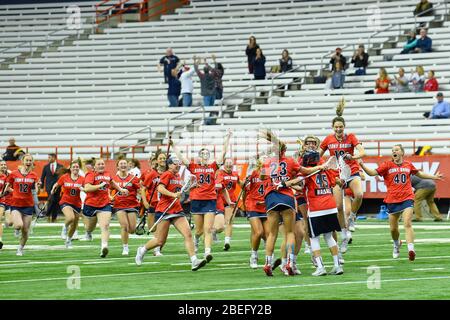 Siracusa, New York, Stati Uniti. 10 Feb 2020. Stony Brook SeaWolves celebrare dopo una partita di lacrosse donne NCAA contro il Syracuse Orange Lunedi, 10 febbraio 2020 al Carrier Dome a Syracuse, New York. Stony Brook ha vinto 17-16. Rich Barnes/CSM/Alamy Live News Foto Stock