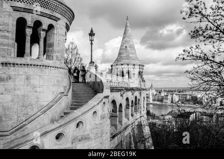 Scalini portano a una delle torri del Bastione dei pescatori, Budapest (Ungheria) nel febbraio 2013. Foto Stock