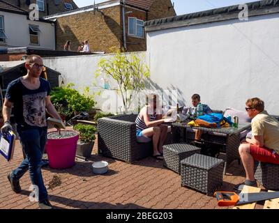 Londra. Leyton. REGNO UNITO. Il 10 aprile 2020. Persone che trascorrono tempo e godendosi le giornate di sole a casa durante il Quarantine Covid-19. Foto Stock