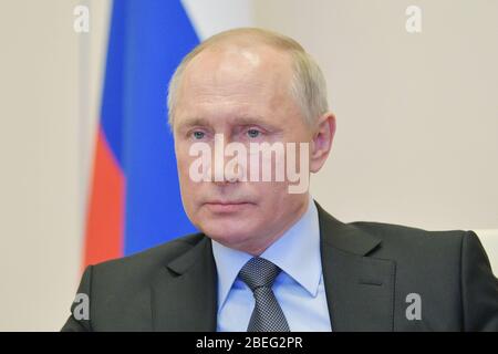 Mosca, Russia. 14 Aprile 2020. Il Presidente russo Vladimir Putin partecipa a un incontro con alti funzionari governativi coinvolti nella battaglia contro il COVID-19 per teleconferenza presso la residenza di Stato di Novo-Ogaryovo, fuori Mosca, Russia, il 13 aprile 2020. La Russia potrebbe ricorrere alle sue risorse militari nella lotta contro il COVID-19 se la situazione nel paese continua a peggiorare, ha detto Putin lunedì. (Sputnik via Xinhua) credito: Xinhua/Alamy Live News Foto Stock