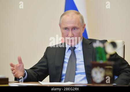 Mosca, Russia. 14 Aprile 2020. Il Presidente russo Vladimir Putin partecipa a un incontro con alti funzionari governativi coinvolti nella battaglia contro il COVID-19 per teleconferenza presso la residenza di Stato di Novo-Ogaryovo, fuori Mosca, Russia, il 13 aprile 2020. La Russia potrebbe ricorrere alle sue risorse militari nella lotta contro il COVID-19 se la situazione nel paese continua a peggiorare, ha detto Putin lunedì. (Sputnik via Xinhua) credito: Xinhua/Alamy Live News Foto Stock