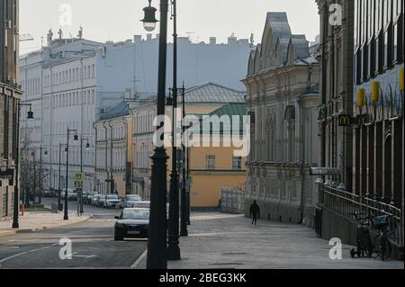 Mosca, Russia. 13 Aprile 2020. Una strada quasi vuota è vista a Mosca, Russia, il 13 aprile 2020. La Russia ha registrato un totale di 18,328 casi di COVID-19 a partire da lunedì, con il numero di infetti che aumenta di un nuovo record giornaliero di 2,558, e il numero di morti che raggiunge 148. Credit: Evgeny Sinitsyn/Xinhua/Alamy Live News Foto Stock