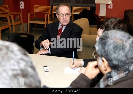 Alan Dershowitz ha fatto una foto a Hillel of U of P prima del suo discorso all'Annenberg Center di Philadelphia, Pa, il 2 febbraio 2012 Credit: Scott Weiner/MediaPunch Foto Stock