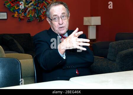 Alan Dershowitz ha fatto una foto a Hillel of U of P prima del suo discorso all'Annenberg Center di Philadelphia, Pa, il 2 febbraio 2012 Credit: Scott Weiner/MediaPunch Foto Stock