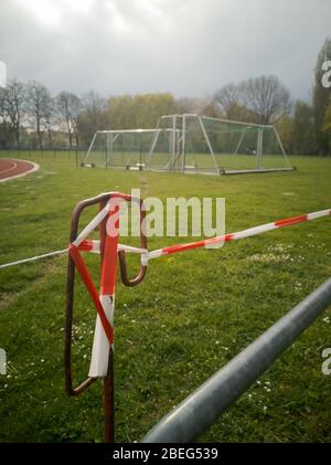 Campo di calcio all'aperto bloccato con nastro barriera durante il blocco pandemico Corona il Lunedi di Pasqua 2020 a Regensburg, Baviera, Germania Foto Stock