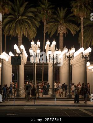 LOS ANGELES, CA/USA - 1 SETTEMBRE 2019: I turisti si affollano per prendere selfie alla famosa scultura di Urban Light di LA di notte Foto Stock