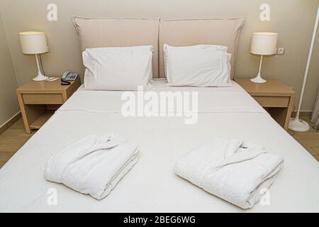 Camera d'hotel classica con letto matrimoniale in hotel a cinque stelle. Foto Stock