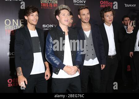 Louis Tomlinson, Niall Horan, Zayn Malik, Liam Payne e Harry Styles partecipano alla prima mondiale di "One Direction: This is US" al Ziegfeld Theatre Foto Stock