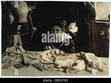 Helen Anderson, 16 anni. Opere per Madame Robinson 'Glowns', Copley Square, Pierce Building. Foto Stock