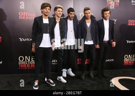 Louis Tomlinson, Niall Horan, Zayn Malik, Liam Payne e Harry Styles partecipano alla prima mondiale di "One Direction: This is US" al Ziegfeld Theatre Foto Stock