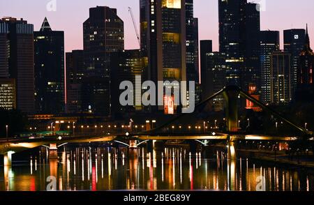 13 aprile 2020, Hessen, Francoforte sul meno: Le strisce luminose possono essere viste sul meno al tramonto nella città bancaria. Foto: Arne Dedert/dpa Foto Stock