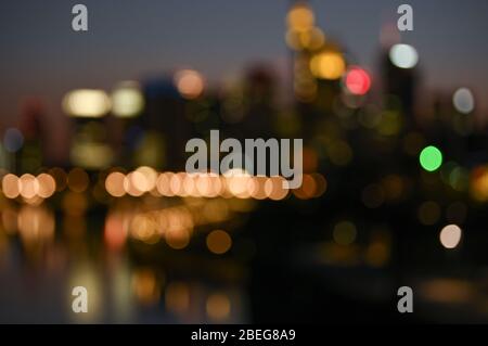 13 aprile 2020, Hessen, Francoforte sul meno: L'illuminazione dei grattacieli e delle strade della città bancaria forma macchie di luce colorate a causa della sfocatura dell'obiettivo della telecamera al tramonto. Foto: Arne Dedert/dpa Foto Stock