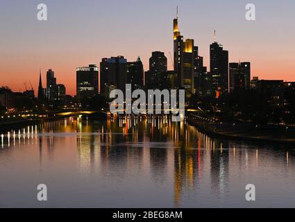 13 aprile 2020, Hessen, Francoforte sul meno: Le strisce luminose possono essere viste sul meno al tramonto nella città bancaria. Foto: Arne Dedert/dpa Foto Stock