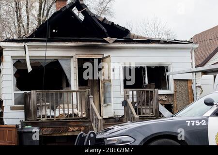 Ontario Canada aprile 2020: Casa distrutta da un incendio che ha provocato una morte. Polizia e fuoco Marshal sulla scena indagando fuoco domestico. Foto Stock