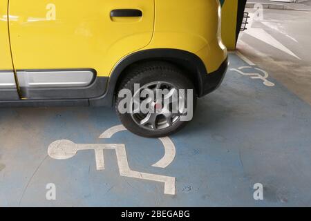 Place de parking réservée aux handicap. Parcheggio gratuito per il terreno sud. 2KM3. Saint-Gervais-les-Bains. Alta Savoia. Francia. Foto Stock