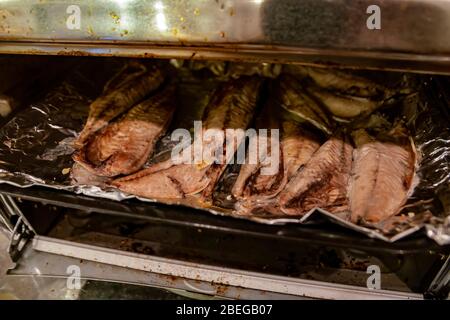 Primo piano di pesce sgombro grigliato in una stufa a Los Angeles, California Foto Stock