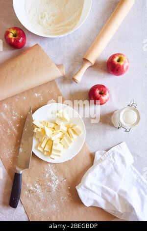 Ingredienti da forno messi in tavola, pronti per la cottura di pasticceria per la torta di mele americana. Concetto di preparazione del cibo - vista dall'alto Foto Stock