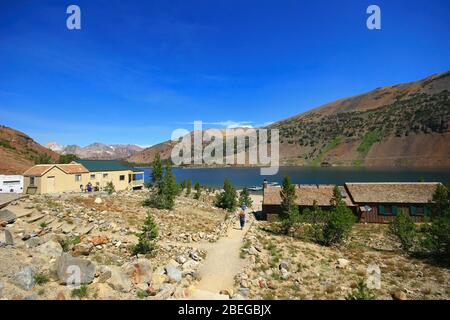 Vista soleggiata del lago Saddlebag a Inyo, California Foto Stock