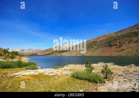 Vista soleggiata del lago Saddlebag a Inyo, California Foto Stock