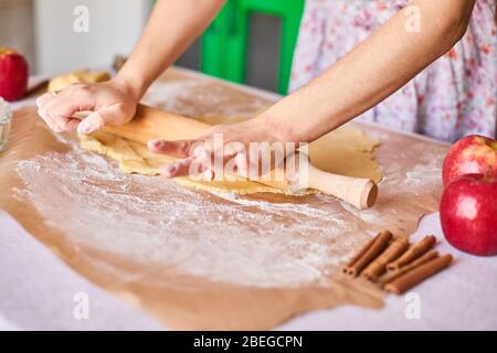 Pasta per impastare la torta di mele sul tavolo da cucina. Stile rustico Foto Stock