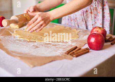 Pasta per impastare la torta di mele sul tavolo da cucina. Stile rustico Foto Stock