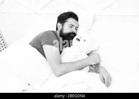 Trascorrere il weekend a letto. Confortevole a casa. Buona notte e dolci sogni. uomo barbuto orsacchiotto a letto. Il giocattolo di peluche concetto. presente per voi. buon compleanno. Amore e gentilezza. È il momento di andare a dormire. Foto Stock