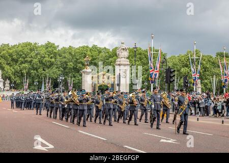 La banda centrale della Royal Air Force si allontana da Buckingham Palace dopo la cerimonia del Cambio della Guardia, Spur Road, Londra, Regno Unito Foto Stock