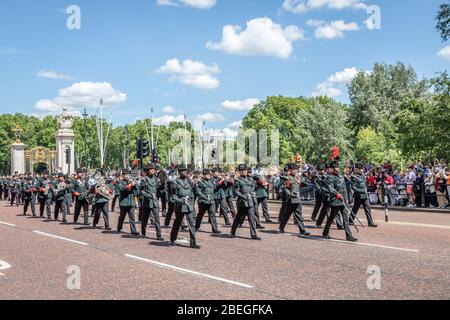 La banda di bugges dei Fucili marciano lungo Spur Road dopo aver perfomring la cerimonia del Cambio della Guardia a Buckingham Palace, Westminster, Londra, Foto Stock