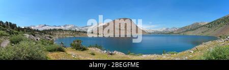 Vista soleggiata del lago Saddlebag a Inyo, California Foto Stock